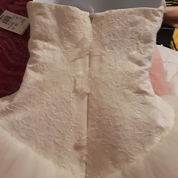 SOLD Vera Wang Wedding Gown - Picture 3 of 6